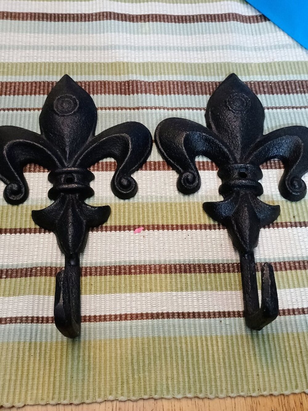 2 cast iron fleur de lis hangers